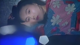 Japonské Dámy Předvádějí Své Dovednosti V Bojových Uměních A Svůdné Kouzlo