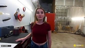 Adolescenta Amatoare Face O Muie Pe Marginea Drumului Pentru A Plăti Reparațiile