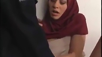 Întâlnire Sălbatică A Unei Milf Arabe Mature Cu Un Tip Mai Tânăr