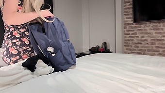 Mogen Mamma Och Ung Styvson Blir Intima På En Bilresa