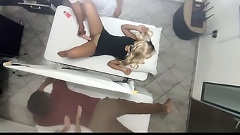 Vợ Tuyệt Vời Thích Thú Với Mát-Xa Tình Dục Và Đụ Với Bác Sĩ Trước Mặt Chồng